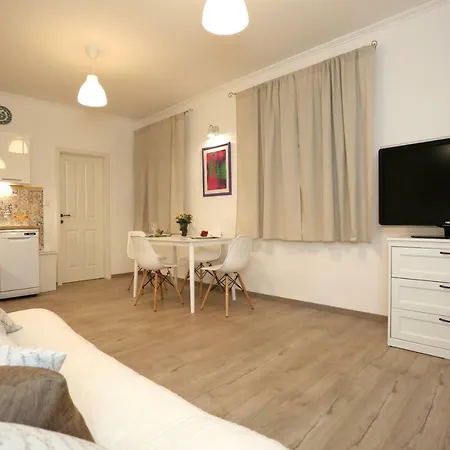 Terrace - Free Parking, Brand New *