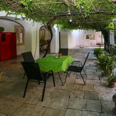 Terrace - Free Parking, Brand New *